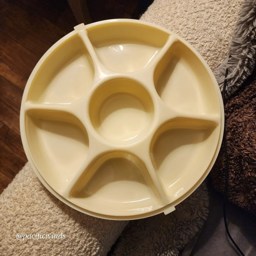 VINTAGE TUPPERWARE SERVING DISH    ☆